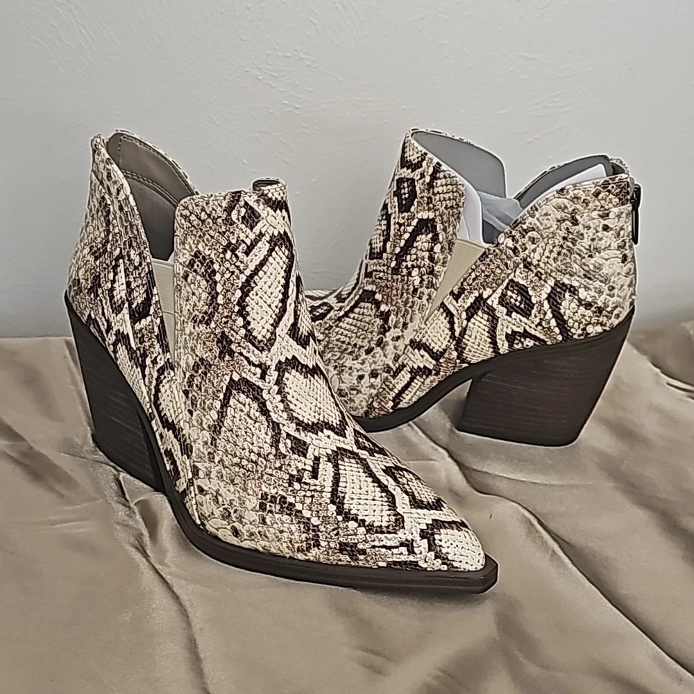 NEW Vince Camuto snake print leather ankle booties high  heel back zipper - Picture 8 of 12
